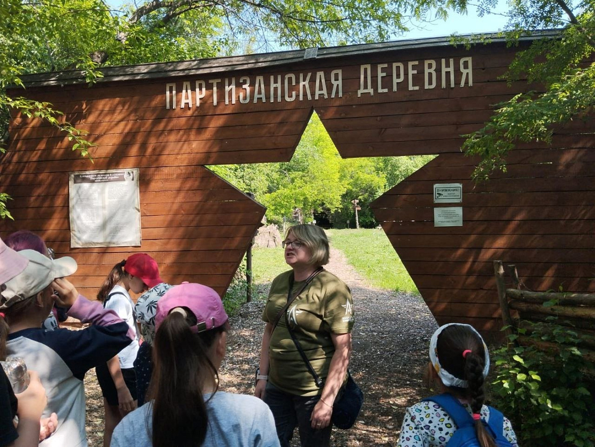Летние гости в 'Партизанской деревне'