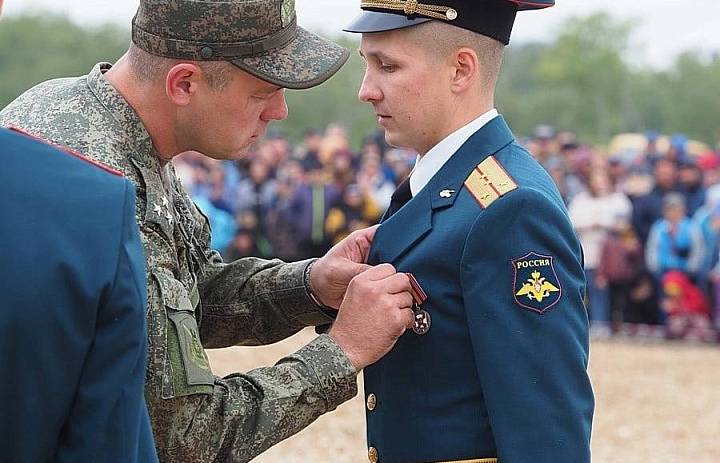 Торжественность танковому фестивалю придала церемония вручения наград отличившимся военнослужащим