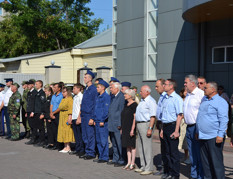 Масштабные изображения героев специальной военной операции - наших земляков были открыты на фасадах жилых домов на Свердловском и Комсомольском проспектах Челябинска.