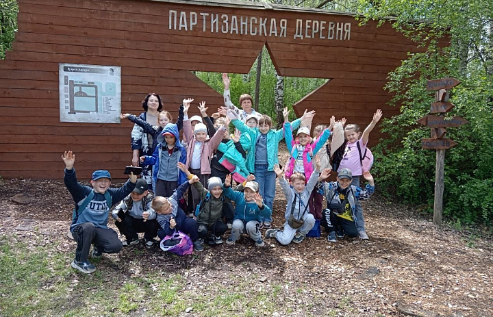 Внеклассная работа: прогулка по Партизанской деревне для школьников