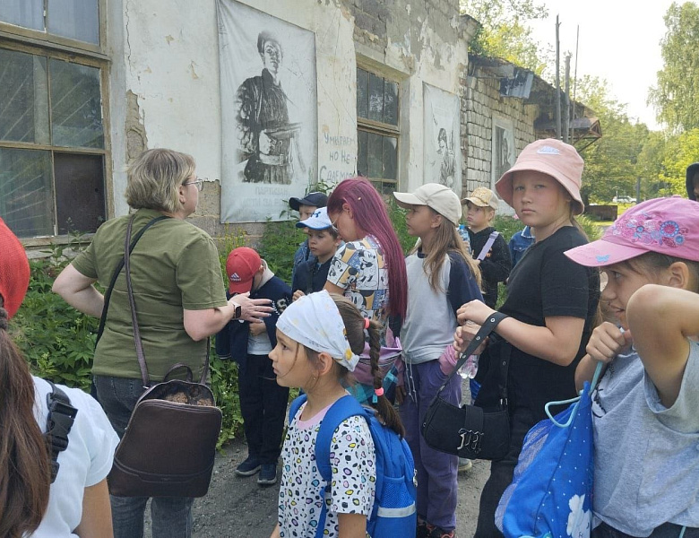 Летние гости в 'Партизанской деревне'