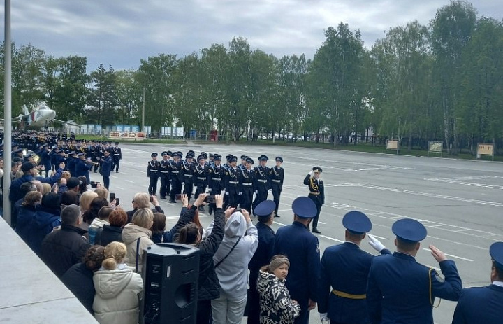 В Челябинской кадетской школе-интернате с первоначальной летной подготовкой сегодня состоялся праздник последнего звонка для выпускников