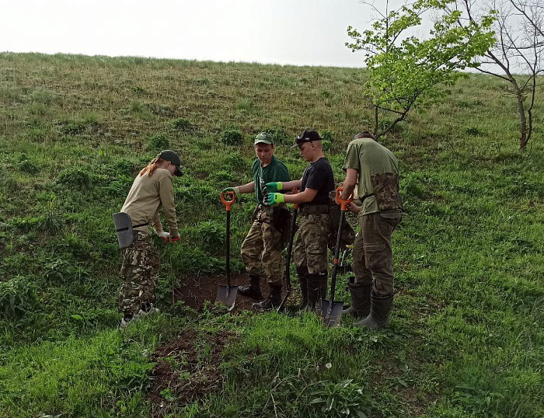 Сотрудник Центра "Авангард", руководитель поискового отряда "Память" Валима Шагаева передаёт всем подписчикам группы привет из в Волгоградской области, деревня Кузьмичи