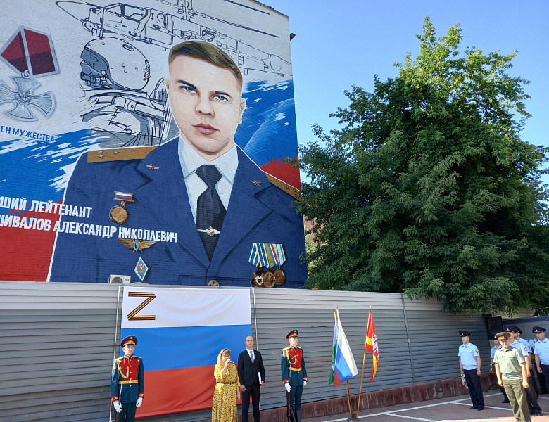 Масштабные изображения героев специальной военной операции - наших земляков были открыты на фасадах жилых домов на Свердловском и Комсомольском проспектах Челябинска.