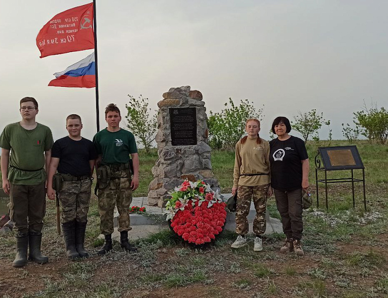 Сотрудник Центра "Авангард", руководитель поискового отряда "Память" Валима Шагаева передаёт всем подписчикам группы привет из в Волгоградской области, деревня Кузьмичи