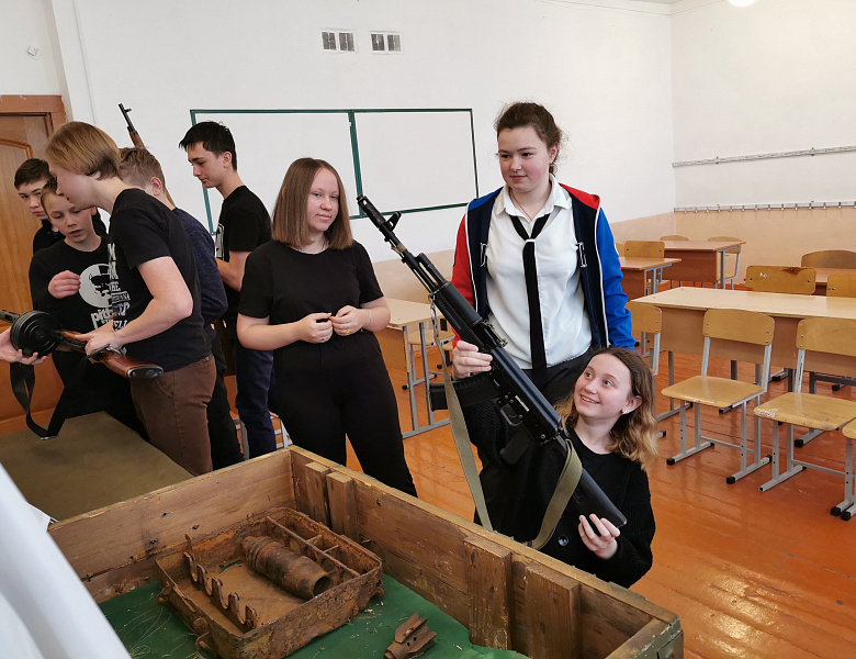 В школе №2 Катав-Ивановска прошла выставка "Хранители памяти"