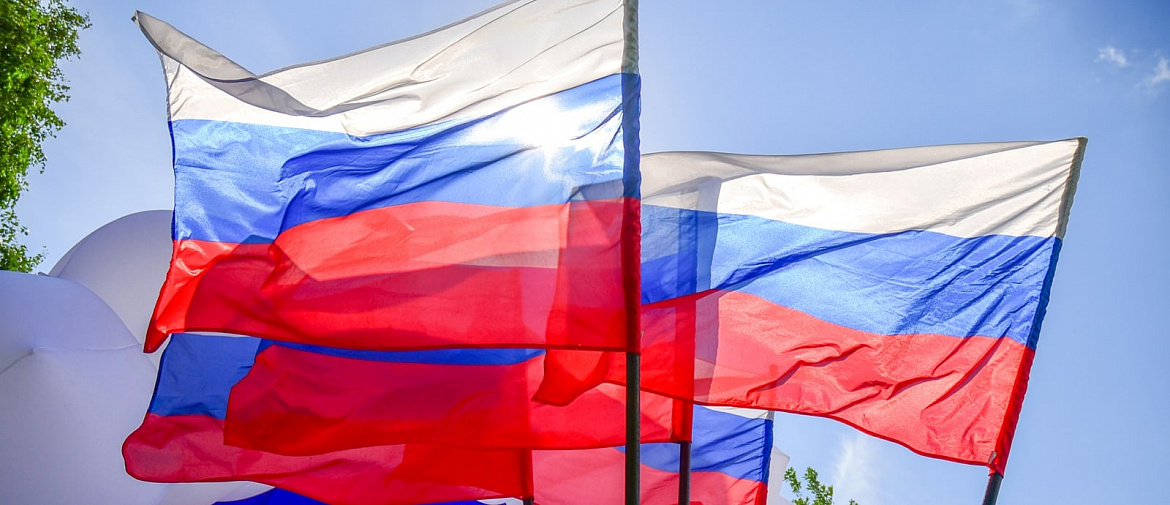С 1 сентября во всех школах Российской Федерации неделя будет начинаться с поднятия государственного флага и исполнения гимна.
