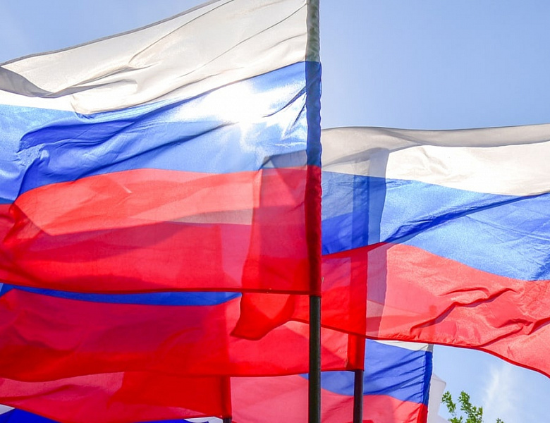 С 1 сентября во всех школах Российской Федерации неделя будет начинаться с поднятия государственного флага и исполнения гимна.